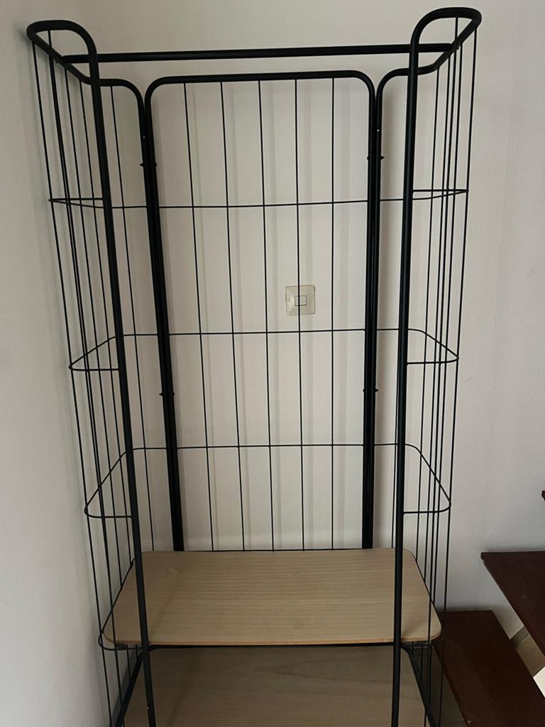 Zwart metalen kledingrek met houten planken, Ophalen, Gebruikt