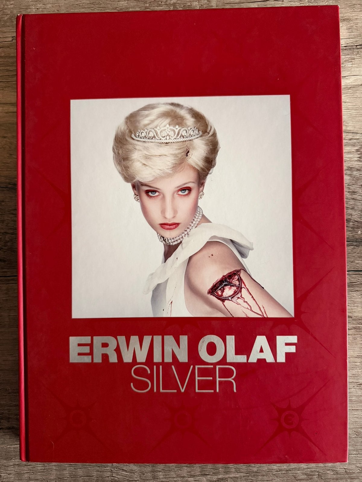 Erwin Olaf – Silver (2003) | Eerste druk | Fotoboek, Ophalen of Verzenden, Zo goed als nieuw, Fotografen