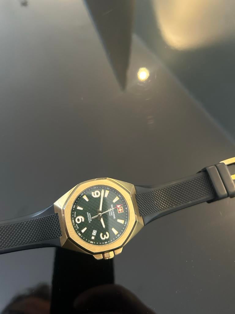 Swiss Alpine Military horloge goudkleurig met groen, Overige merken, Overige materialen, Gebruikt, Polshorloge