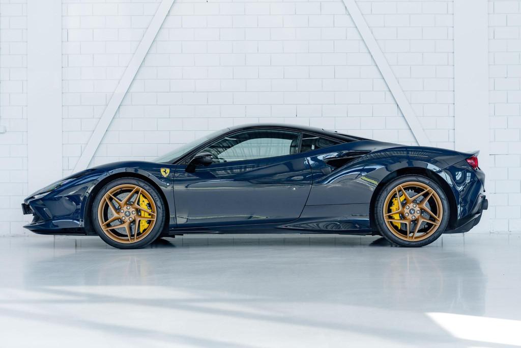 Ferrari F8 Tributo 3.9 V8 HELE | Carbon | Ferrari Shield | B, Auto's, Ferrari, Automaat, 1505 kg, Zwart, 719 pk