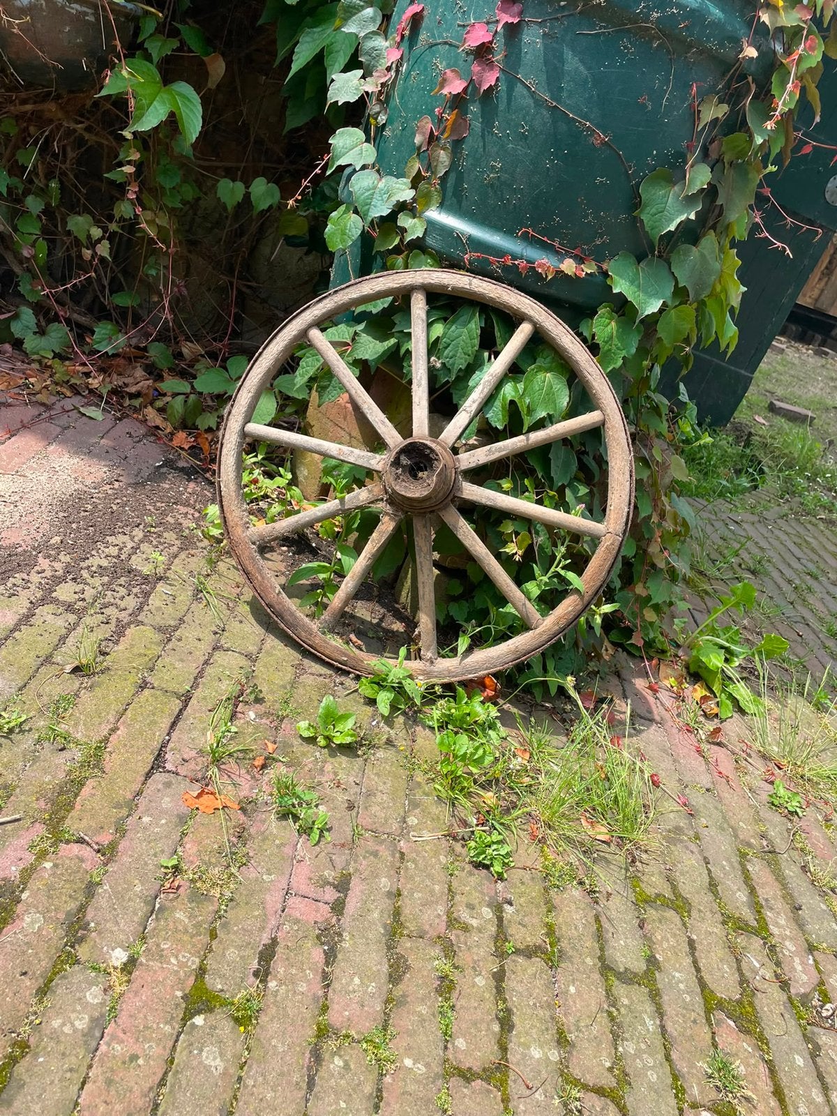 Antiek houten wagenwiel - decoratief en verroest, Antiek en Kunst, Antiek | Overige Antiek, Ophalen of Verzenden