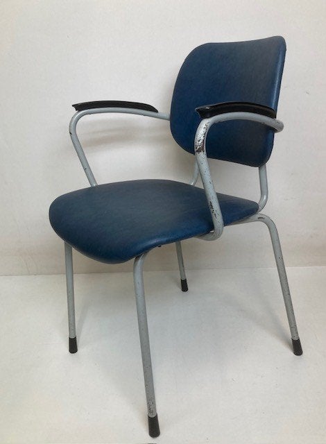 Vintage armstoel uit de jaren 50 met bakelieten armleuningen, Huis en Inrichting, Stoelen, Ophalen, Gebruikt, Blauw, Vintage