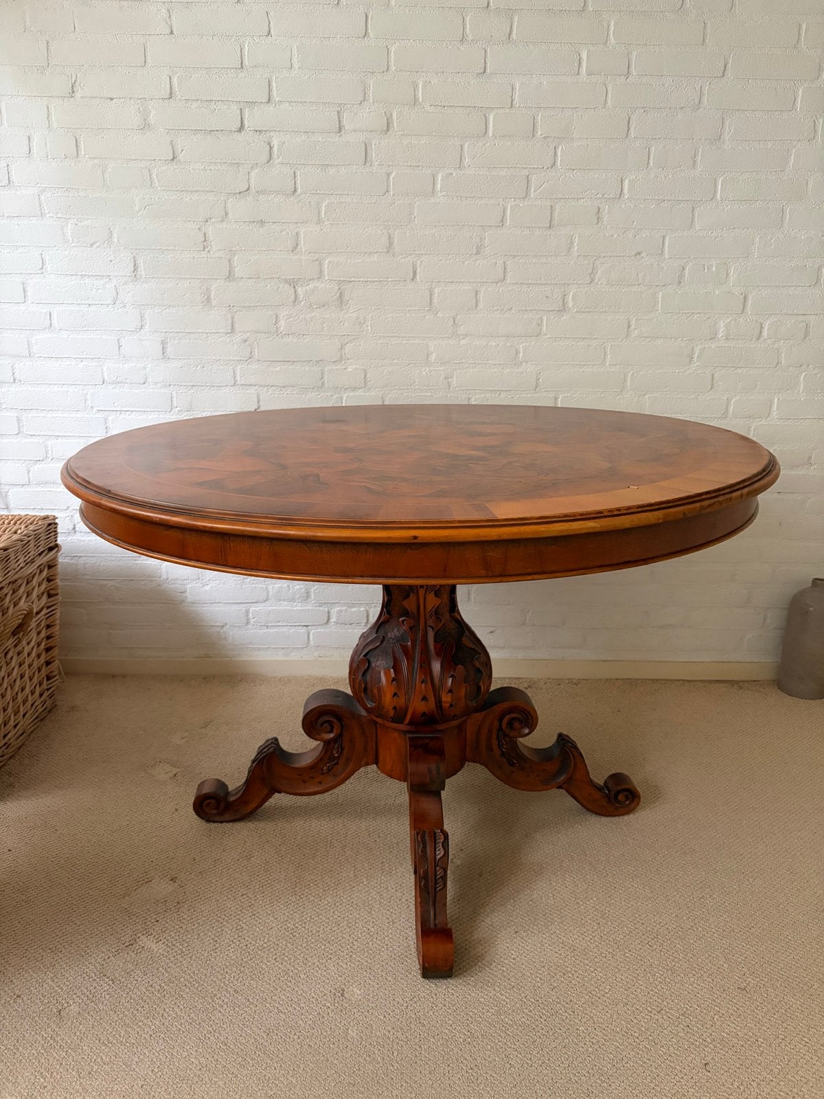 Antieke ronde tafel met ingelegd blad, Ophalen