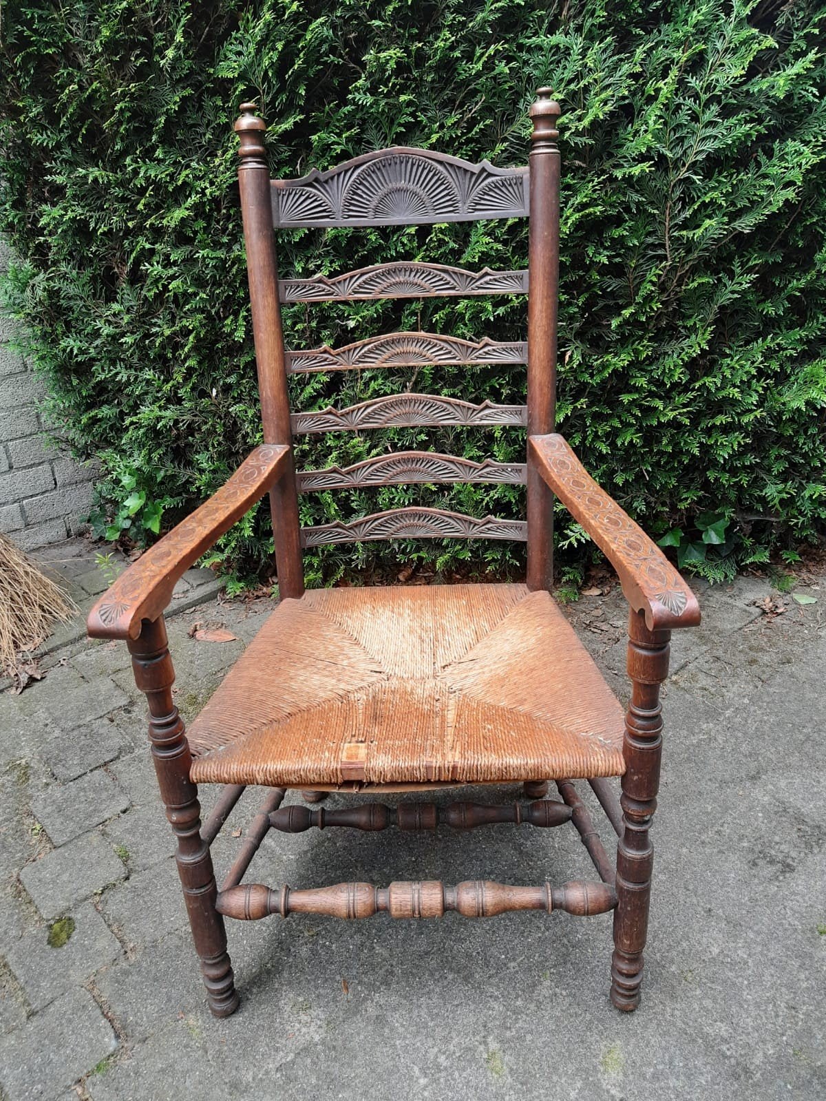 Antieke houten stoel met rieten zitting en houtsnijwerk, Antiek en Kunst, Antiek | Meubels | Stoelen en Banken, Ophalen