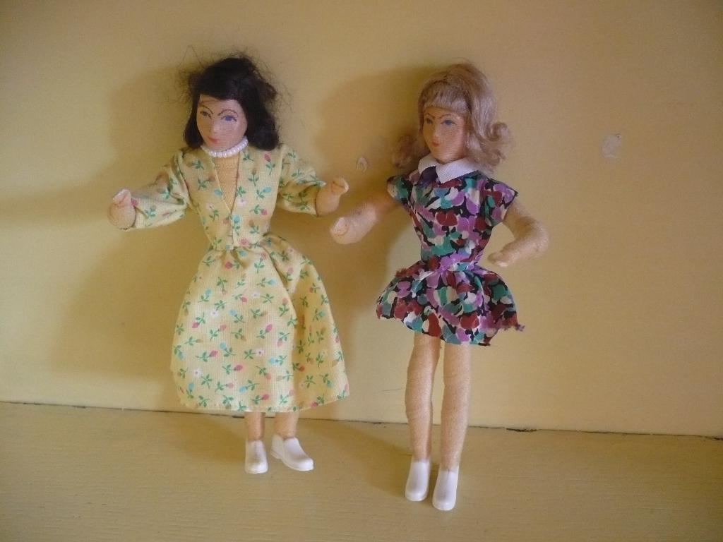 Mie18<> 2 buig popjes, Verzenden, Zo goed als nieuw, Poppenhuis