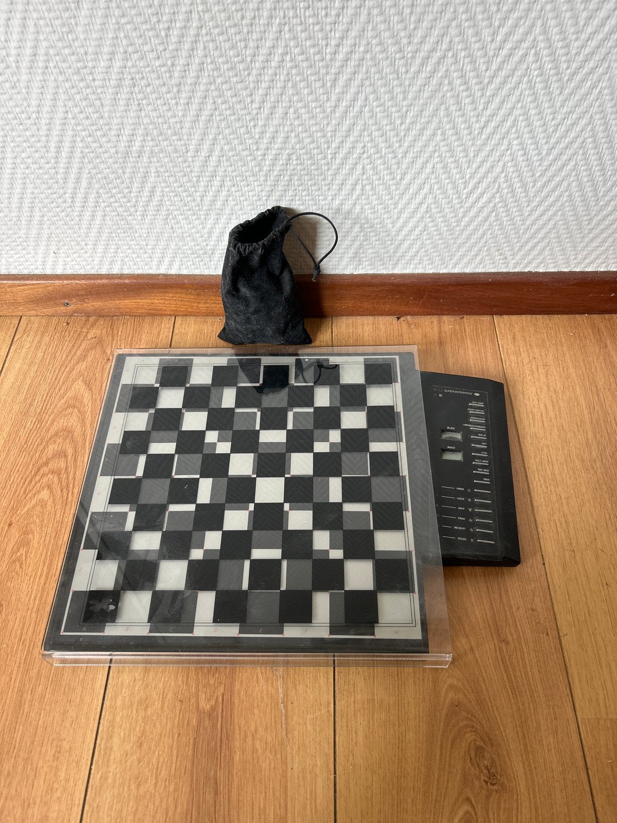 Schaakspel met glazen bord en stukken in zakje, Een of twee spelers, Ophalen of Verzenden, Gebruikt