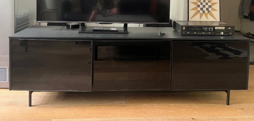 TV Meubel RÄNNAS IKEA zwart (tv furniture black), Huis en Inrichting, Ophalen, 150 tot 200 cm, Zo goed als nieuw, Overige houtsoorten