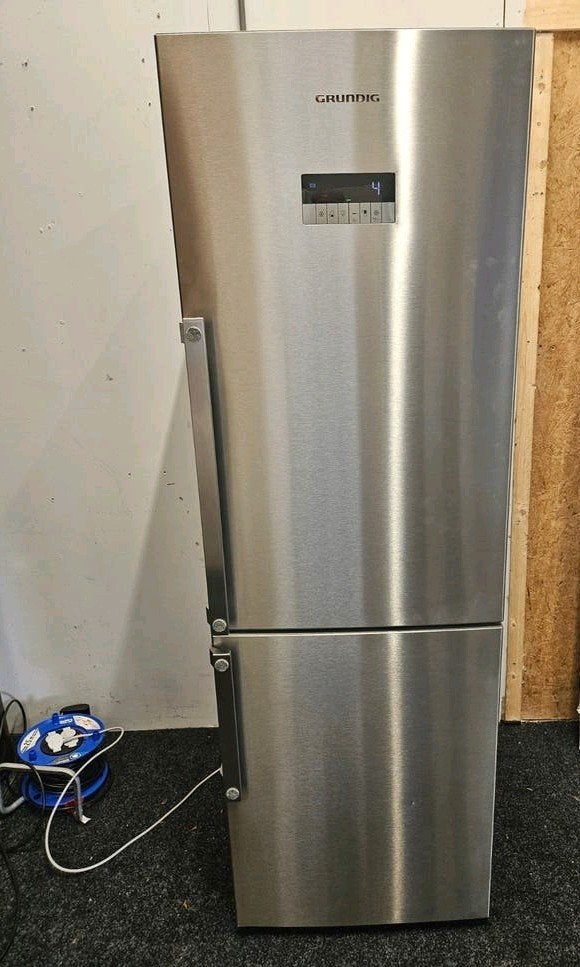 GRUNDIG DE LUXE RVS KOEL EN VRIESCOMBINATIE IZGST A+++, Ophalen, 200 liter of meer, 60 cm of meer, Met aparte vriezer