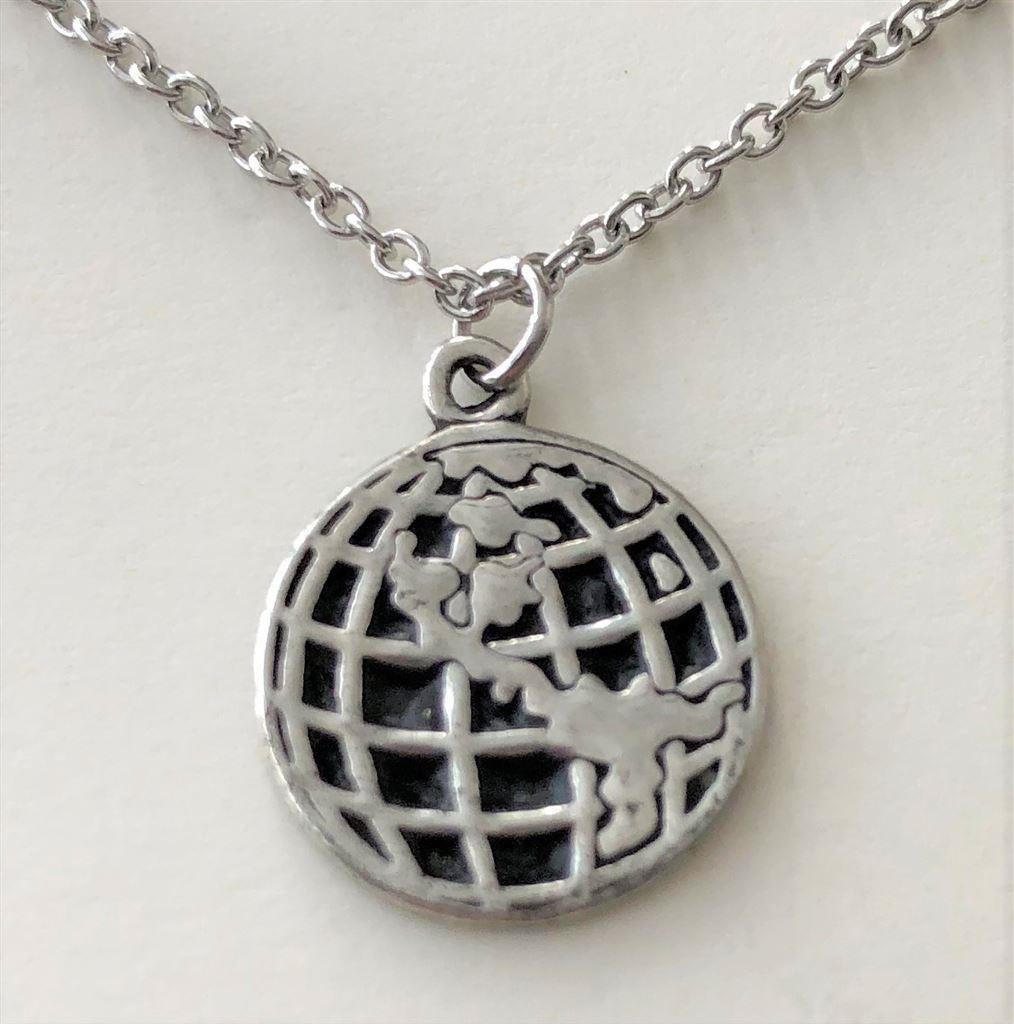 Wereldbol, verzilverde hanger aan ketting, op cadeaukaartje, Met hanger, Nieuw, Ophalen of Verzenden, Zilver