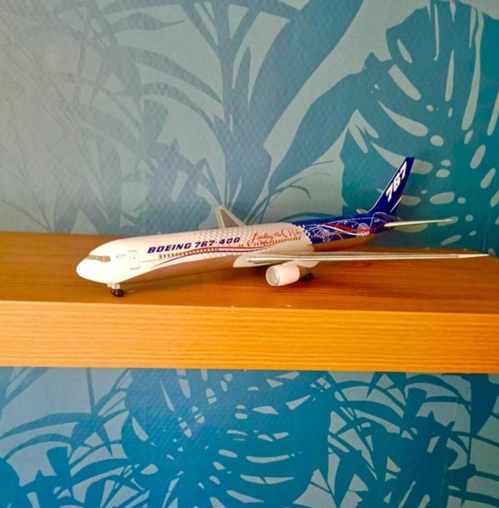 Boeing 767 leading the way, nr.0001!, Hobby en Vrije tijd, Modelbouw | Vliegtuigen en Helikopters, Overige merken, 1:200 of kleiner