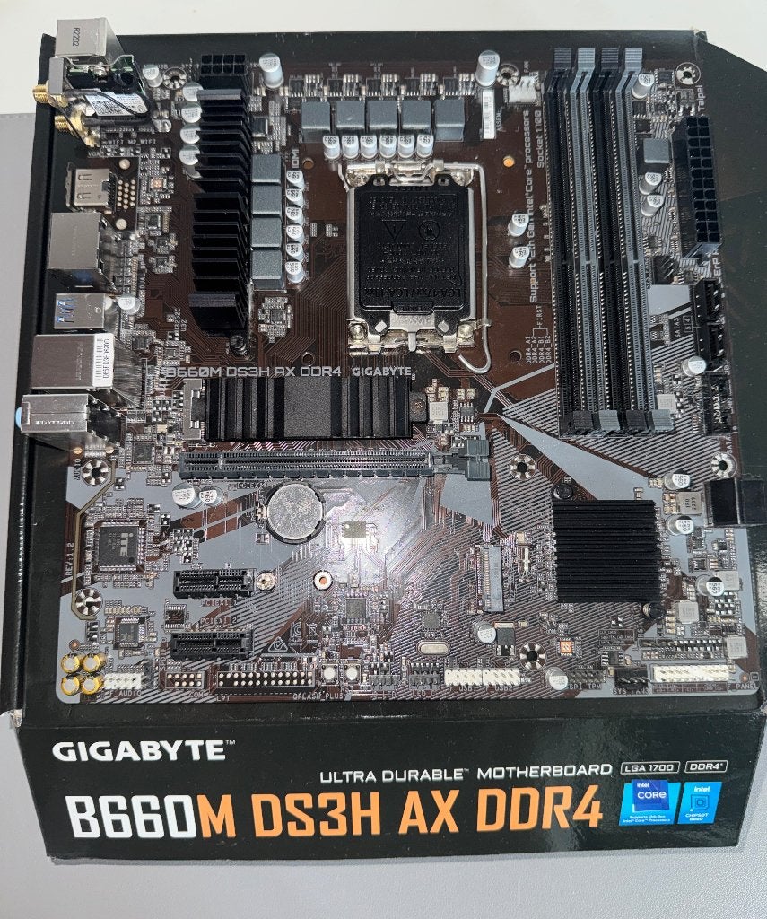 B660M DS3H AX DDR4 met wifi +bluetooth, Computers en Software, Moederborden, DDR4, Ophalen of Verzenden, Zo goed als nieuw, Micro-ATX