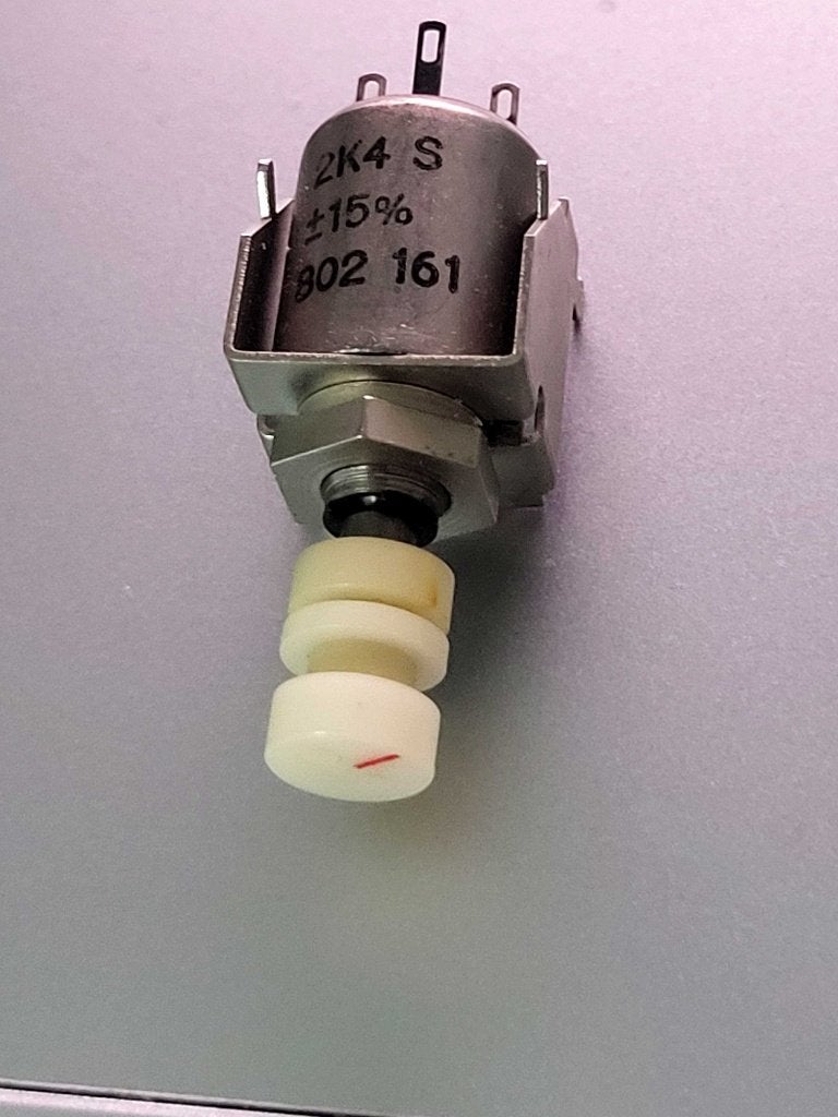 potmeter met knop & bracket 2,4kΩ (NOS), Hobby en Vrije tijd, Ophalen of Verzenden, Zo goed als nieuw