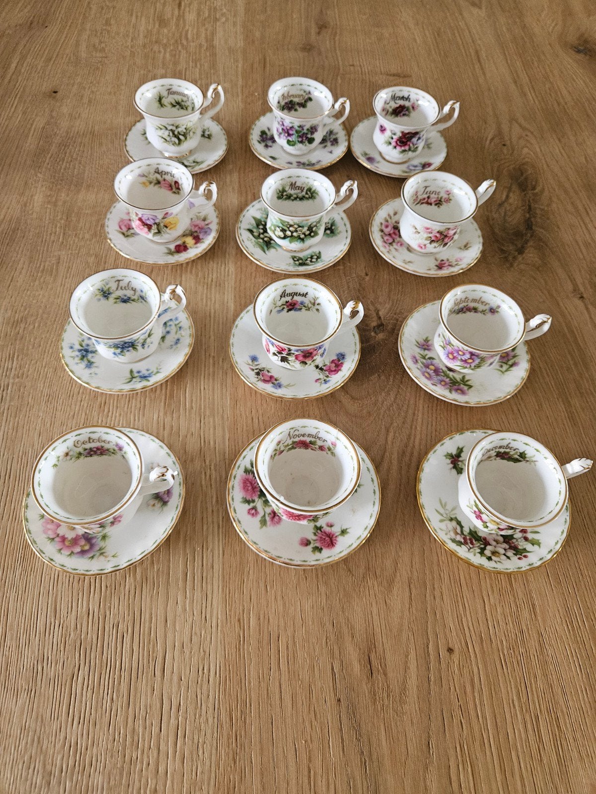 Royal Albert Maandbloem Kop en Schotel Set - 12 Stuks, Vintage, Ophalen of Verzenden, Zo goed als nieuw, Kop(pen) en/of Schotel(s)