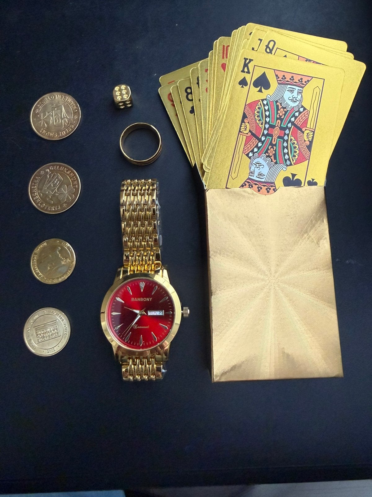 Goudkleurige set: horloge, speelkaarten, dobbelstenen, ring,, Overige merken, Polshorloge, Ophalen of Verzenden, Zo goed als nieuw