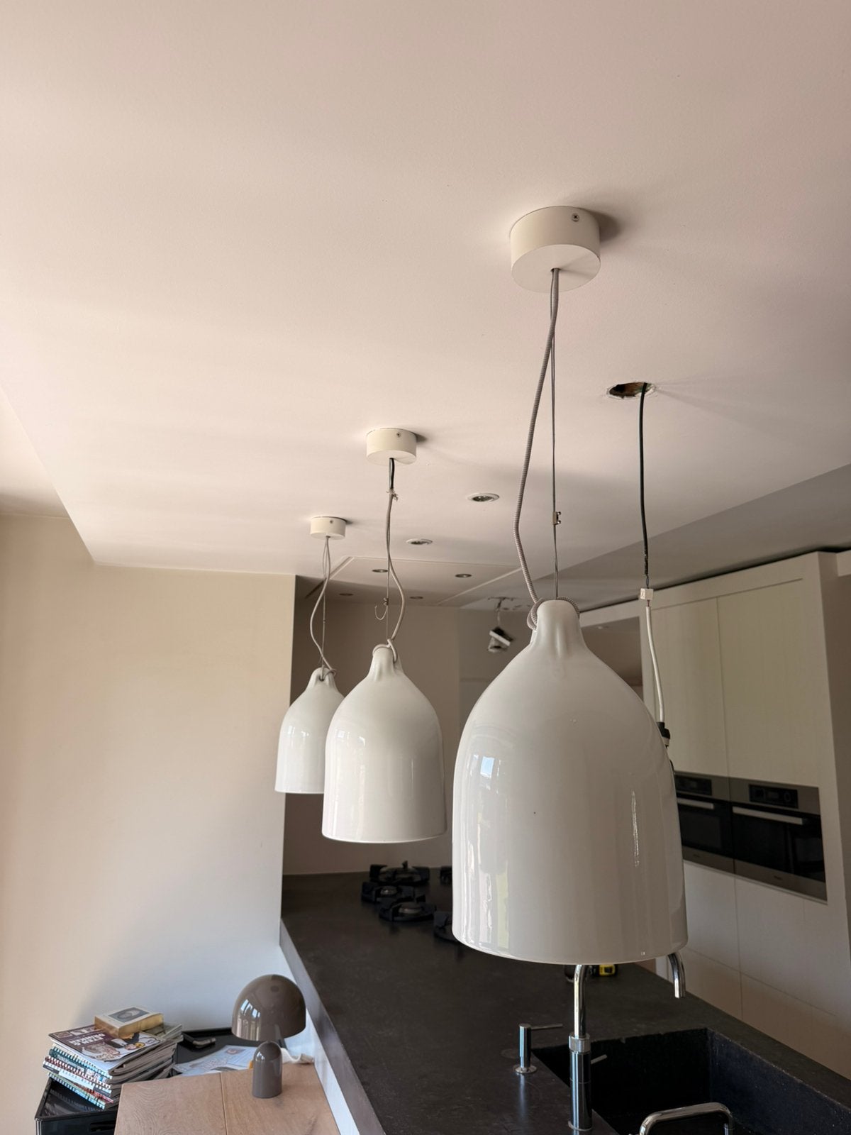 Porseleinen witte lamp met zilverkleurige binnenkant MOOOI, Ophalen, Zo goed als nieuw