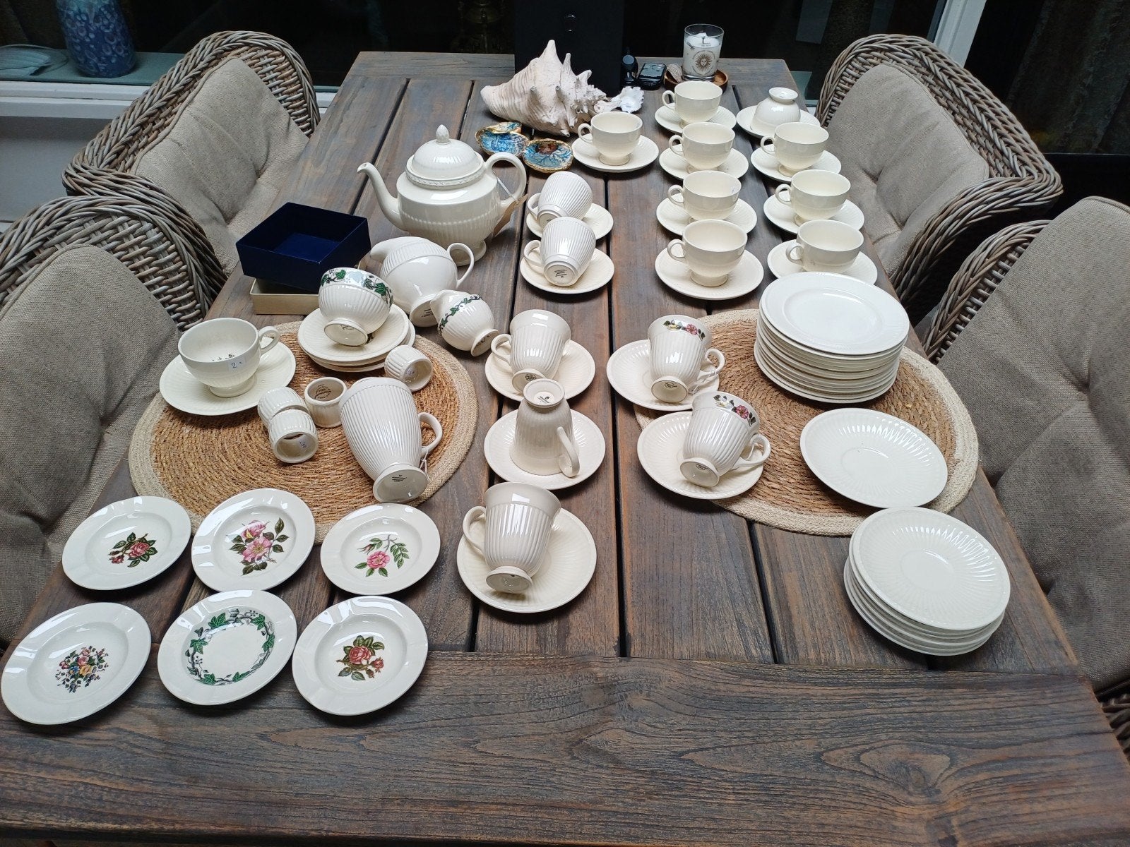 collectie Wedgwood servies: kopjes, gebaksborden, theepot, Huis en Inrichting, Ophalen, Zo goed als nieuw, Kop(pen) en/of Schotel(s)