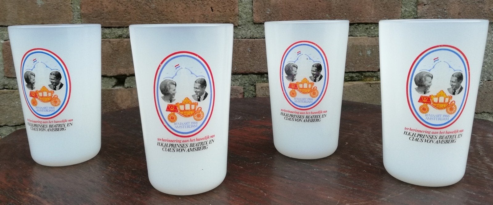Huwelijk Claus & Beatrix. 4 wit glas glazen. 1966., Verzamelen, Koninklijk Huis en Royalty, Ophalen, Zo goed als nieuw, Nederland
