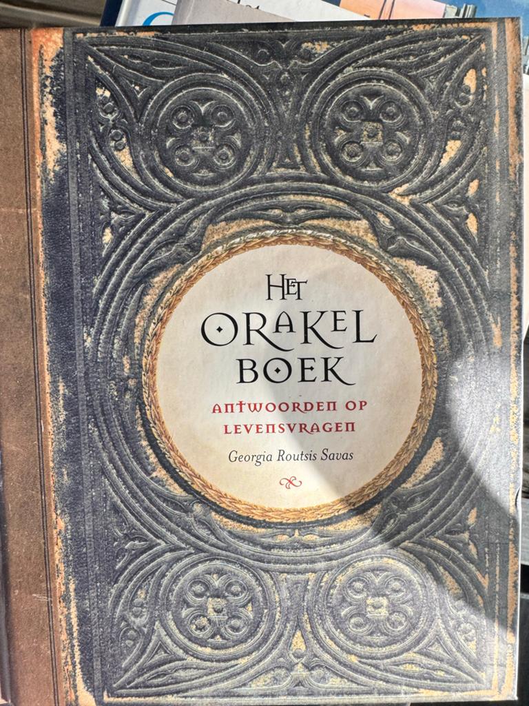 Het Orakel Boek: Antwoorden op Levensvragen, Ophalen, Zo goed als nieuw, Tarot of Kaarten leggen, Achtergrond en Informatie