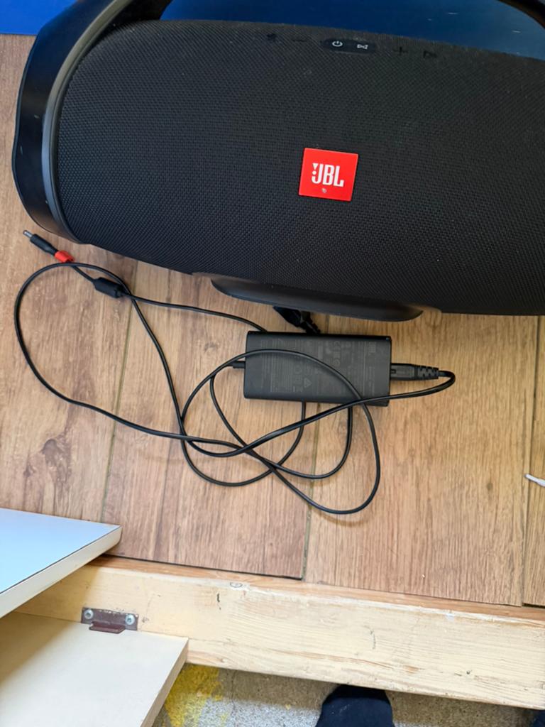 Jbl boombox + lader, Ophalen of Verzenden, Zo goed als nieuw, 120 watt of meer, JBL