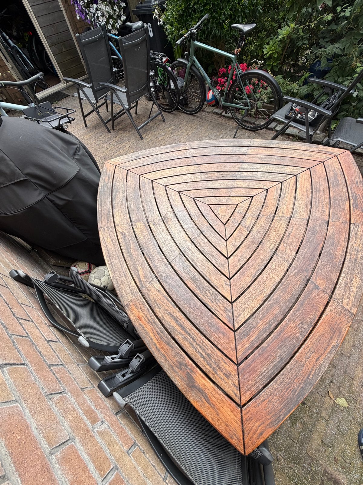 Unieke driehoekige Hartman tuintafel van hout en metaal, Ophalen, Gebruikt, Hout