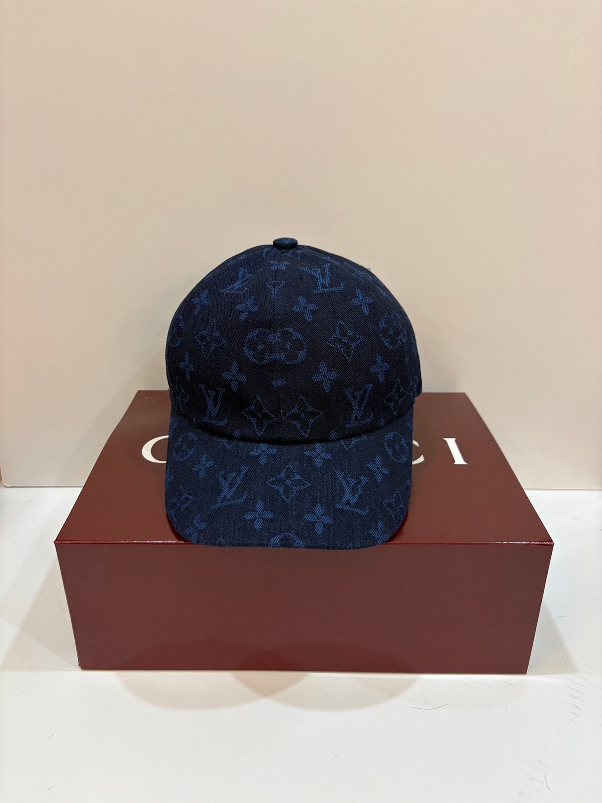 Louis Vuitton pet - LV monogram denim stof, Kleding | Heren, Ophalen of Verzenden, Nieuw, Pet