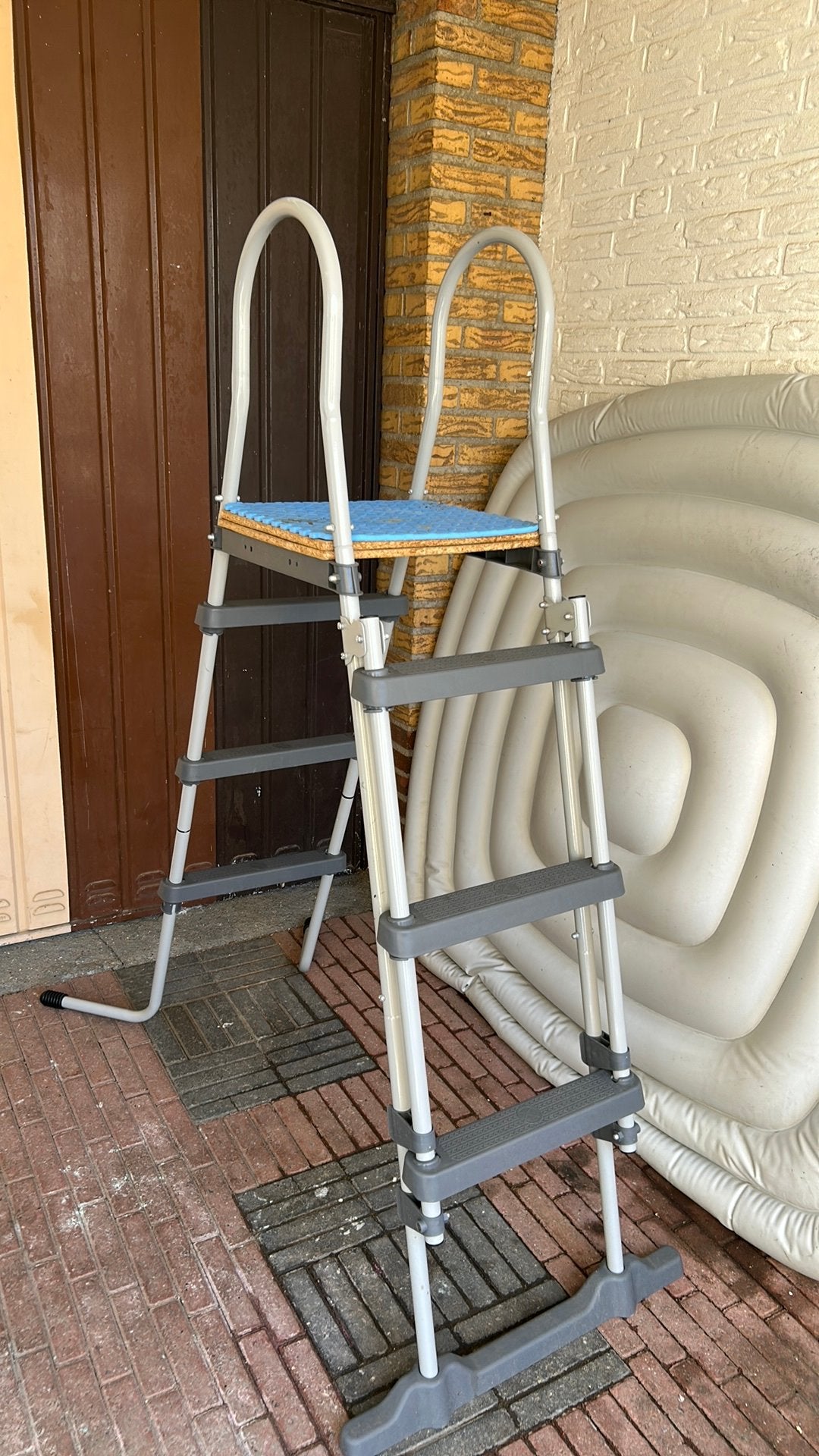 Zwembadtrap met plateau, Ophalen