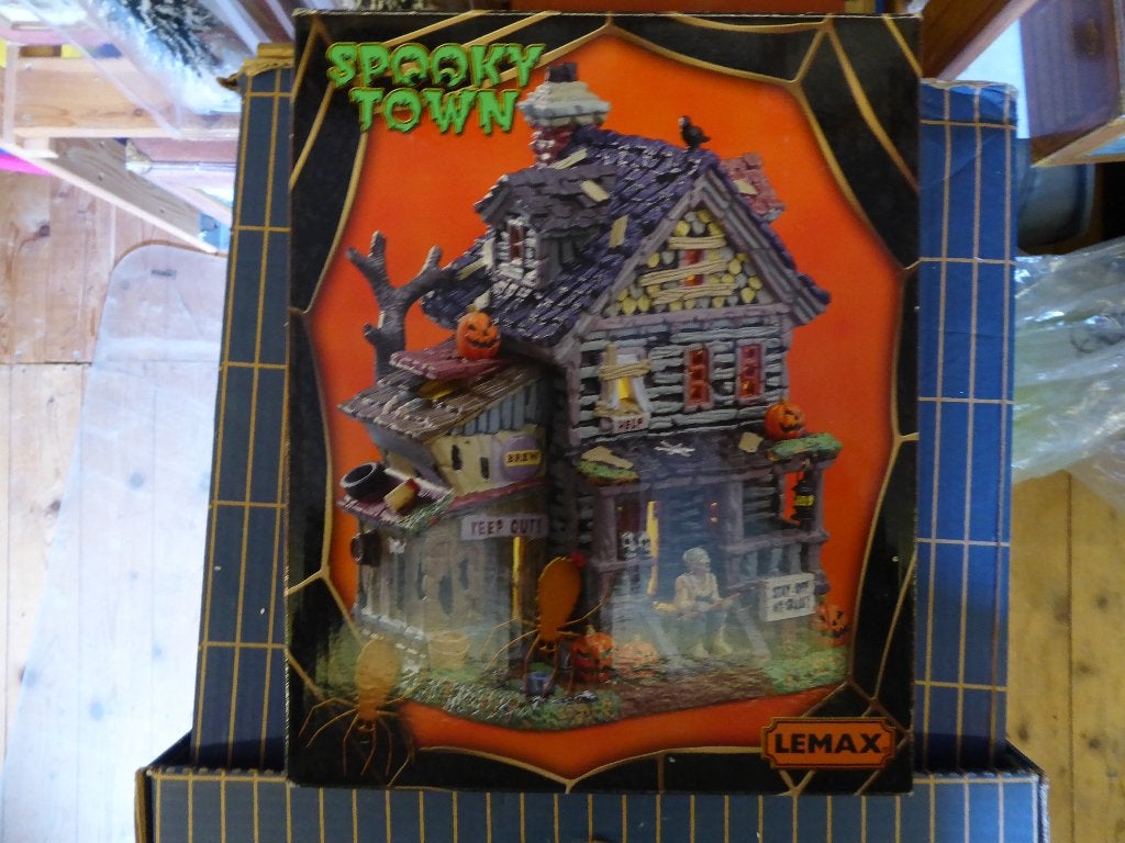 Lemax Item -  Creepy neighboorhood house - Ik ruim op, Ophalen of Verzenden, Nieuw