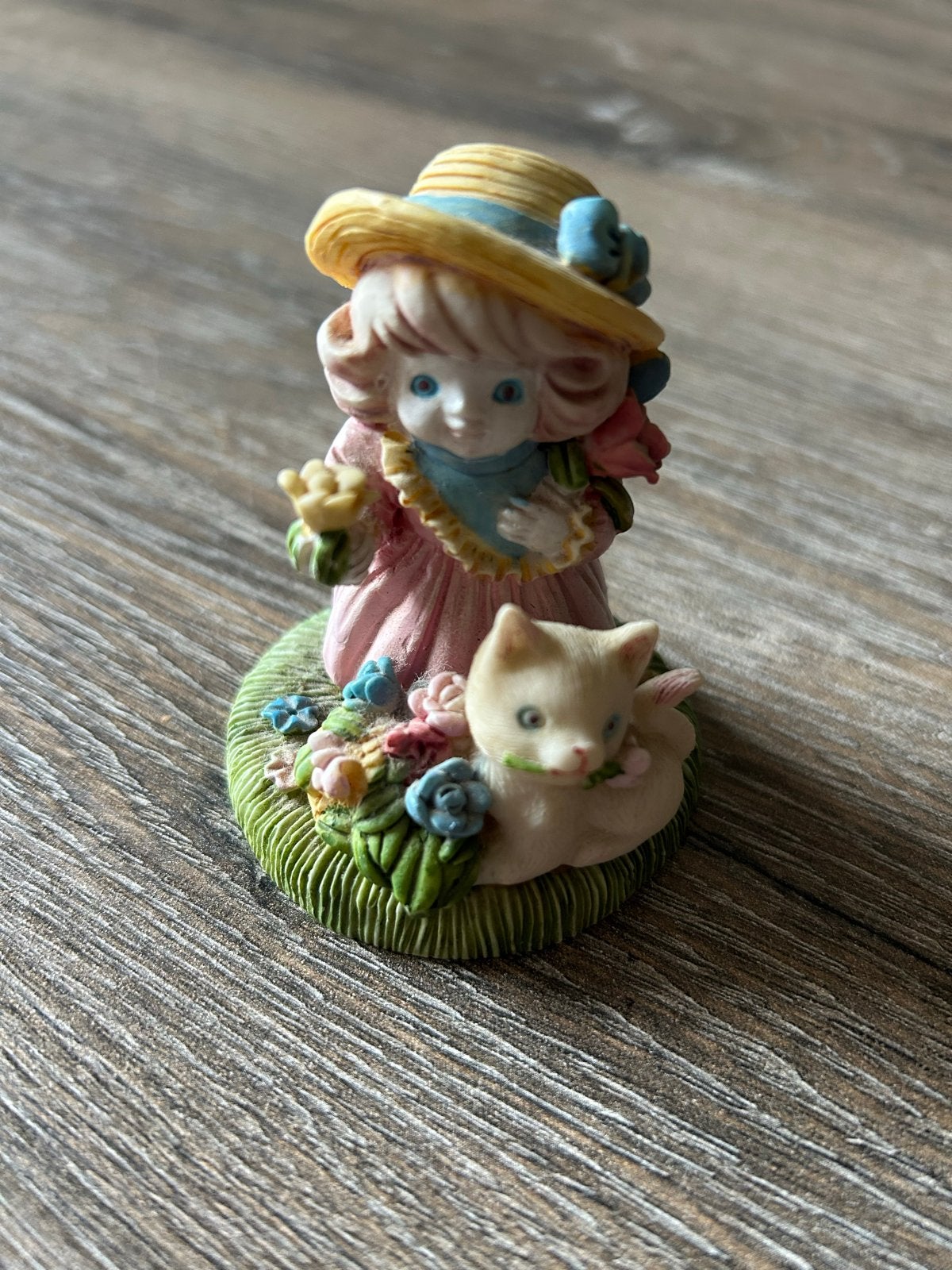 Vintage beeldje meisje met kat en bloemen, Ophalen of Verzenden, Gebruikt, Mens