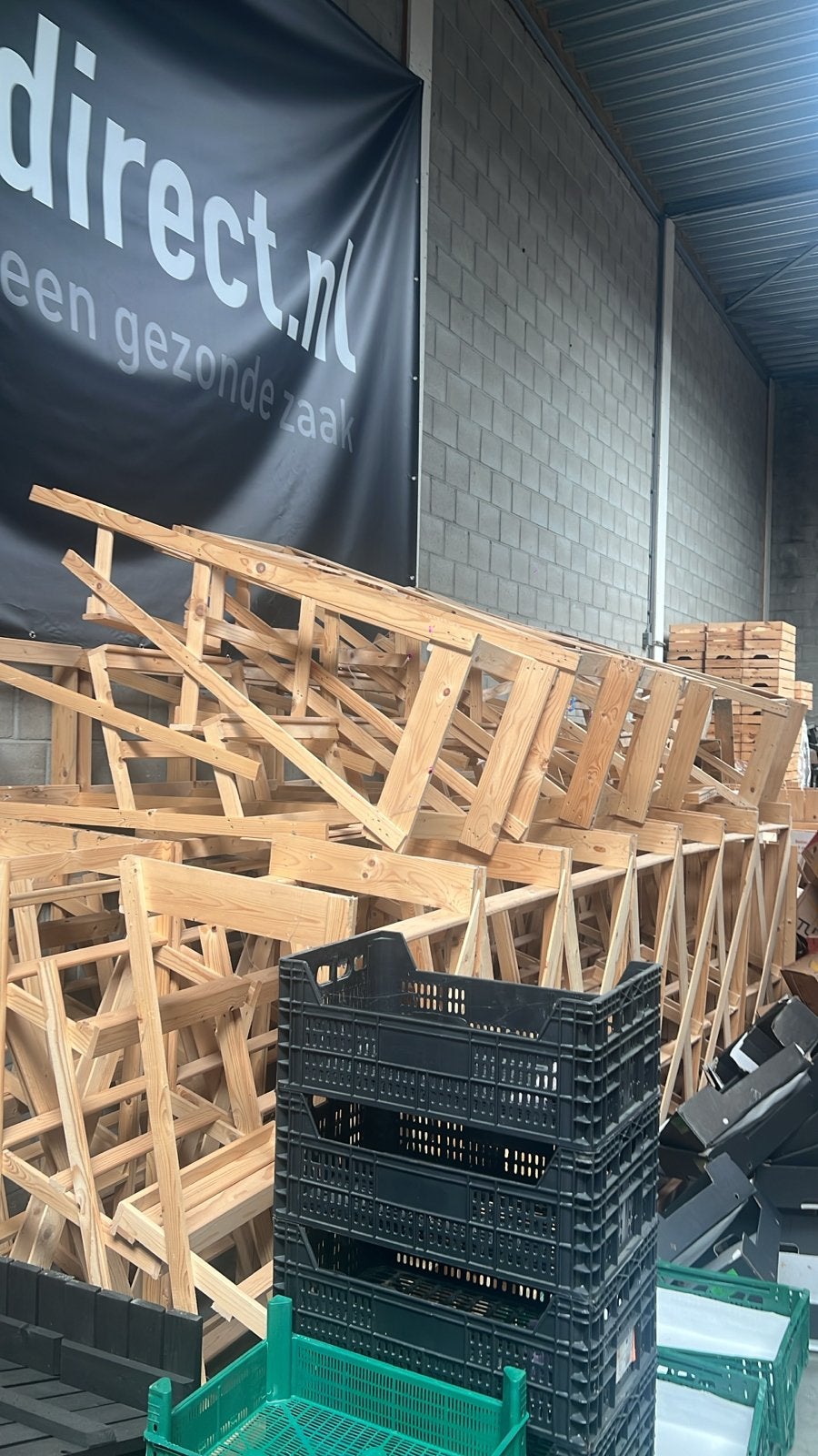 Diverse houten displays en kratten, Ophalen