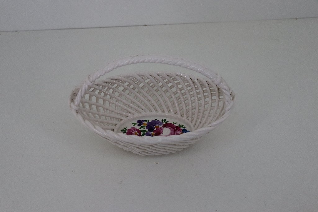 Vintage porseleinen siermandje met bloemen – €22,50, Ophalen of Verzenden