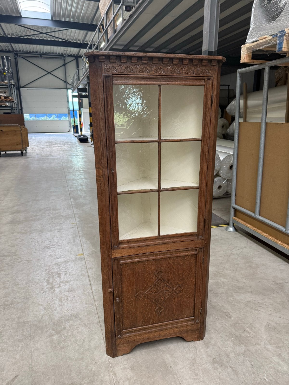 Antieke houten hoekkast met glazen deur, Ophalen