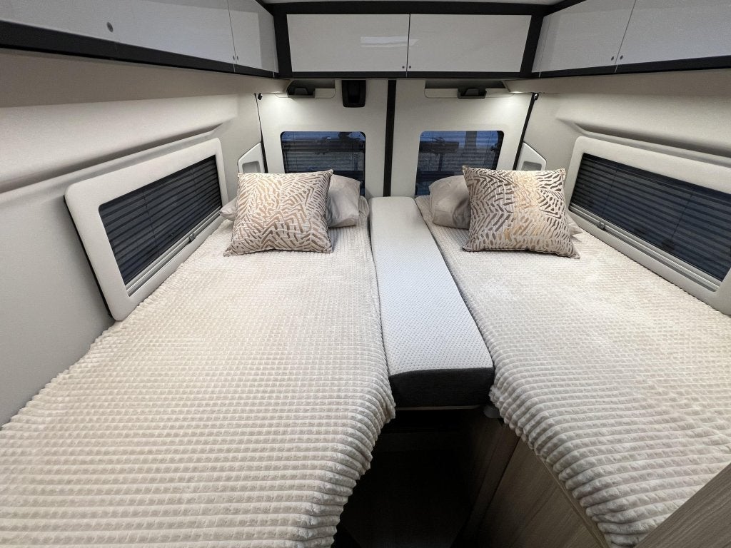 Adria Twin 640 SLB ENKELE BEDDEN 9-TRAPS AUTOMAAT 160PK, Automaat, Winterisolatie, Ringverwarming, Fiat