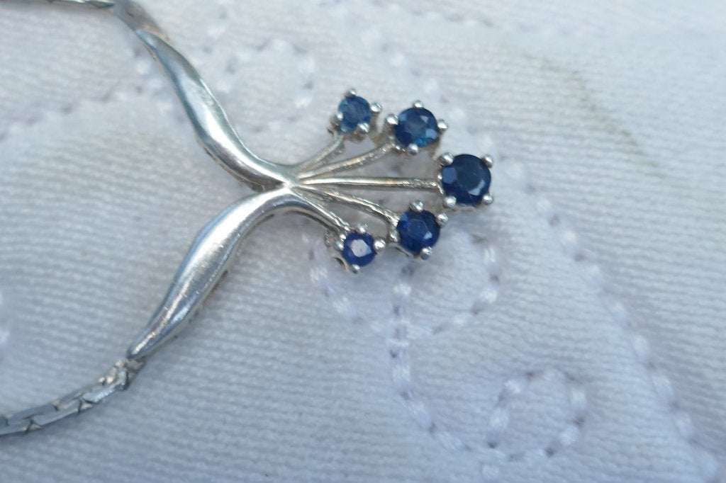 Zilveren collier met hanger met blauwe saffieren, Verzenden, Zo goed als nieuw, Met edelsteen, Zilver