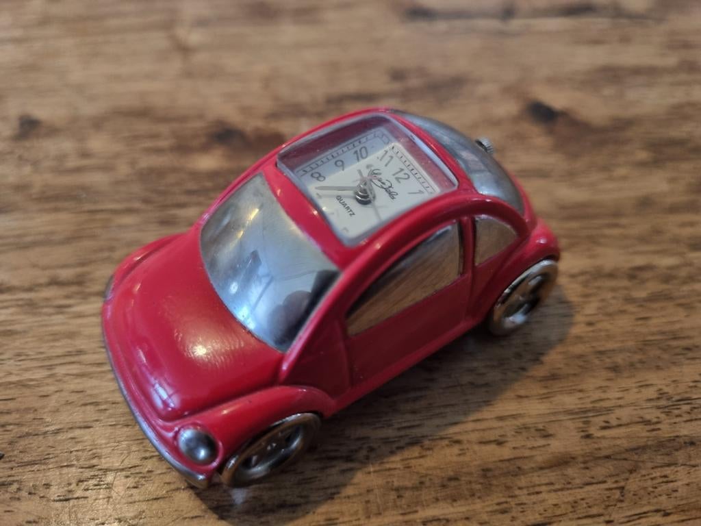 Unieke Rode Kever Auto Klokje - Decoratief en Functioneel, Ophalen of Verzenden, Overige materialen, Overige merken, 1960 of later