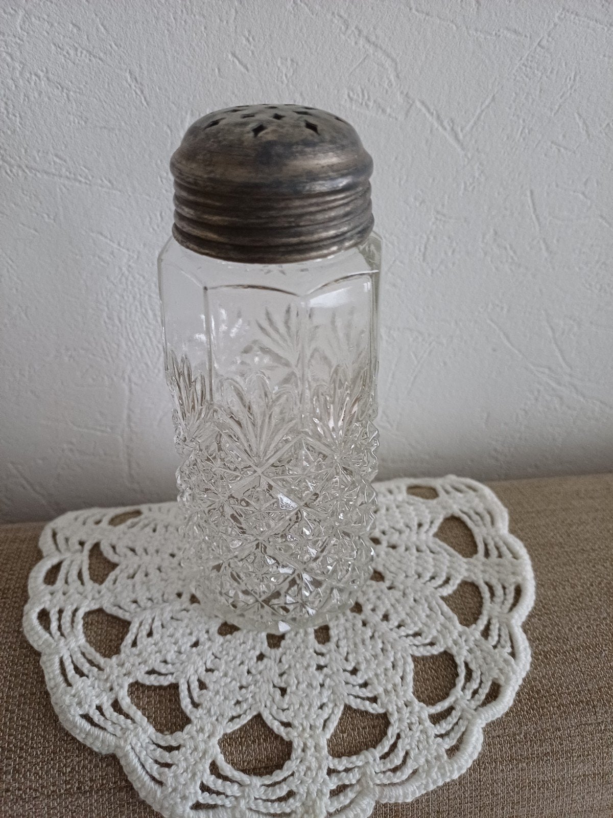 Antieke glazen peper/zoutstrooier met metalen dop, Ophalen of Verzenden
