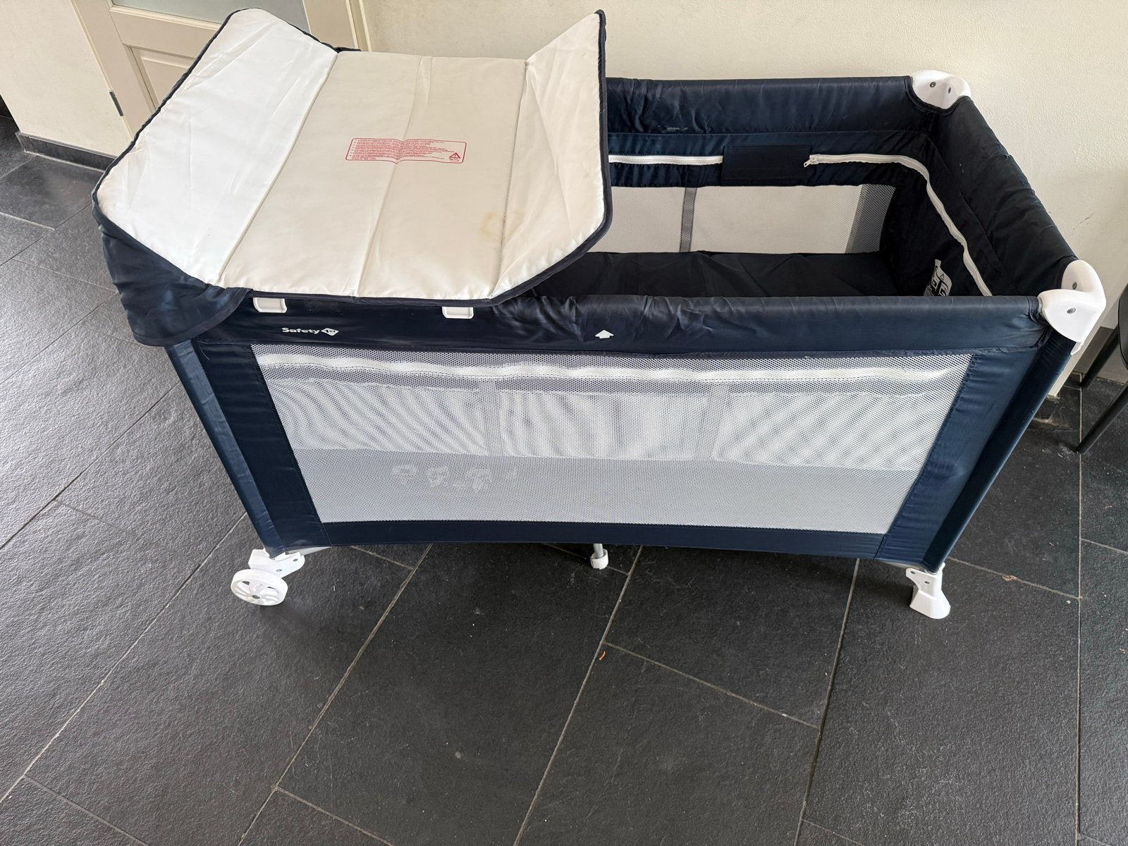Campingbedje met hoge/lage stand + verschoonmatje, Ophalen, Gebruikt, Reisbedje
