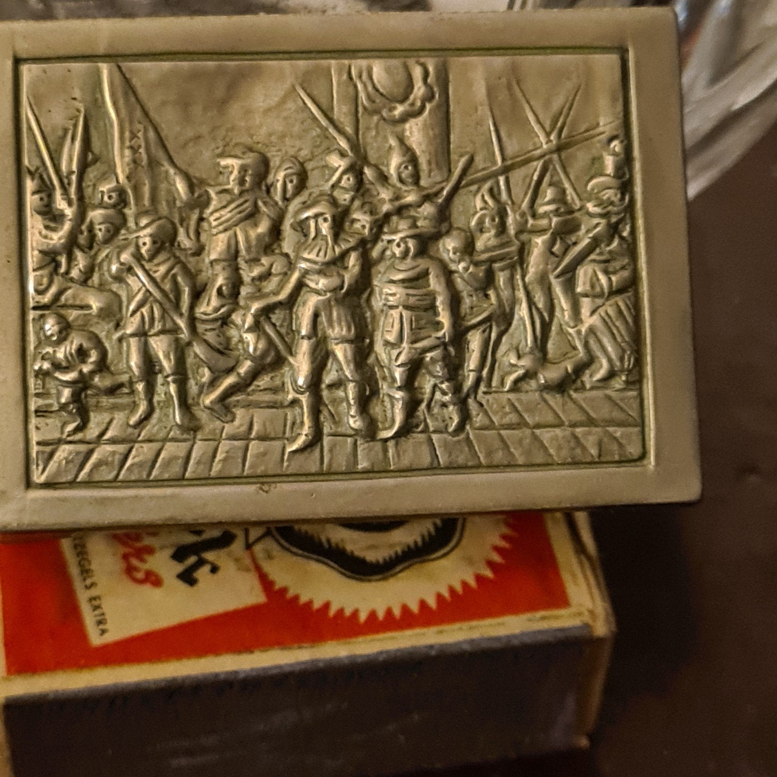 Oud verzilverd luciferdoosje met De Nachtwacht reliëf, Verzamelen, Rookartikelen, Aanstekers en Luciferdoosjes, Ophalen of Verzenden