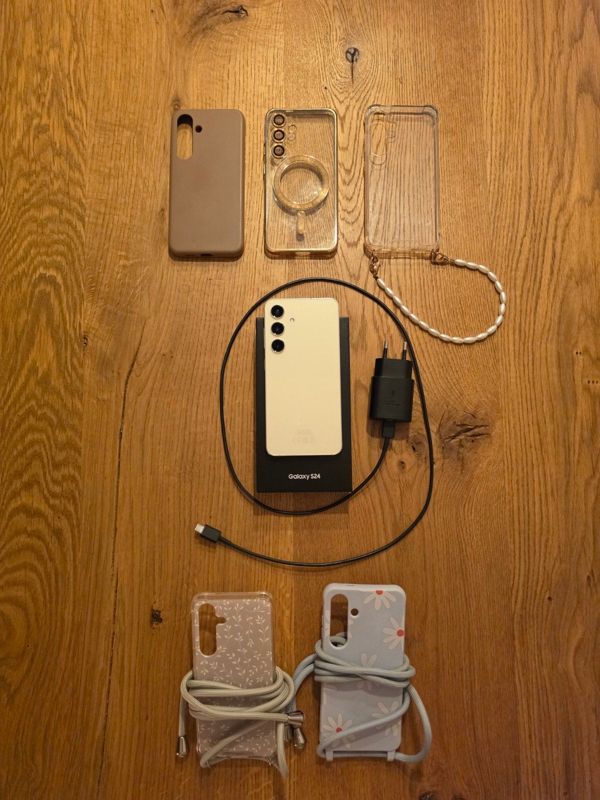 Foto 13 van Samsung Galaxy S24 Ambery Yellow 256GB + hoesjes en lader