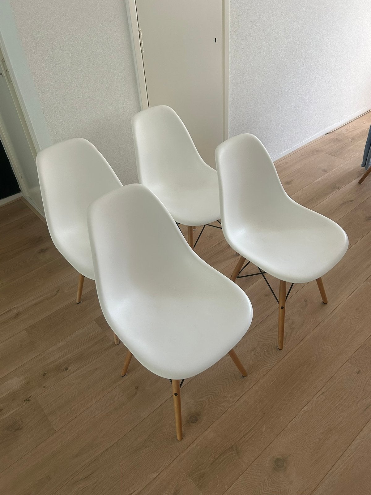 4 nette kuipstoelen, wit met houten poten, Ophalen, Zo goed als nieuw, Wit