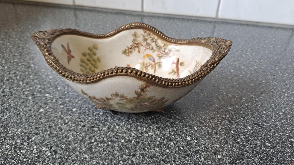 Antieke porseleinen schaaltje met pauwdecor en bronzen rand, Antiek en Kunst, Ophalen of Verzenden