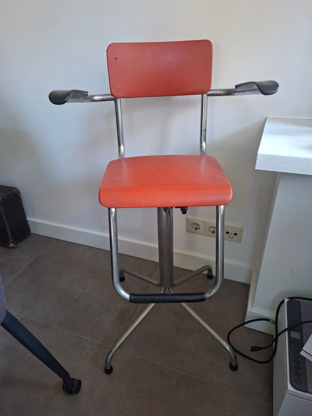 Vintage oranje barkruk met armleuningen, Ophalen, Gebruikt, Met voetsteun, Metaal