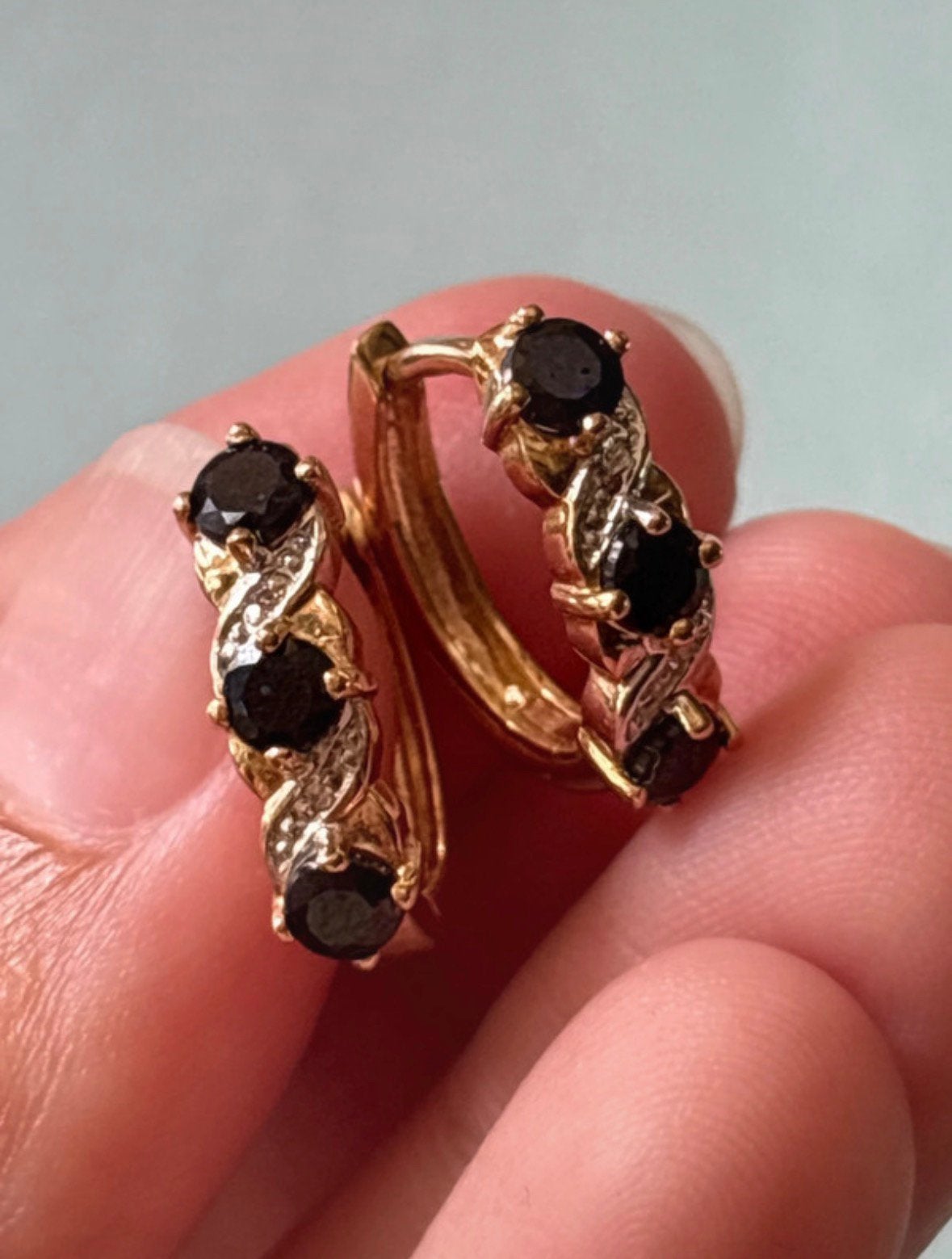 9 karaat geelgouden creolen met saffieren en diamant, Sieraden, Tassen en Uiterlijk, Oorbellen, Zo goed als nieuw, Knopjes of Stekers