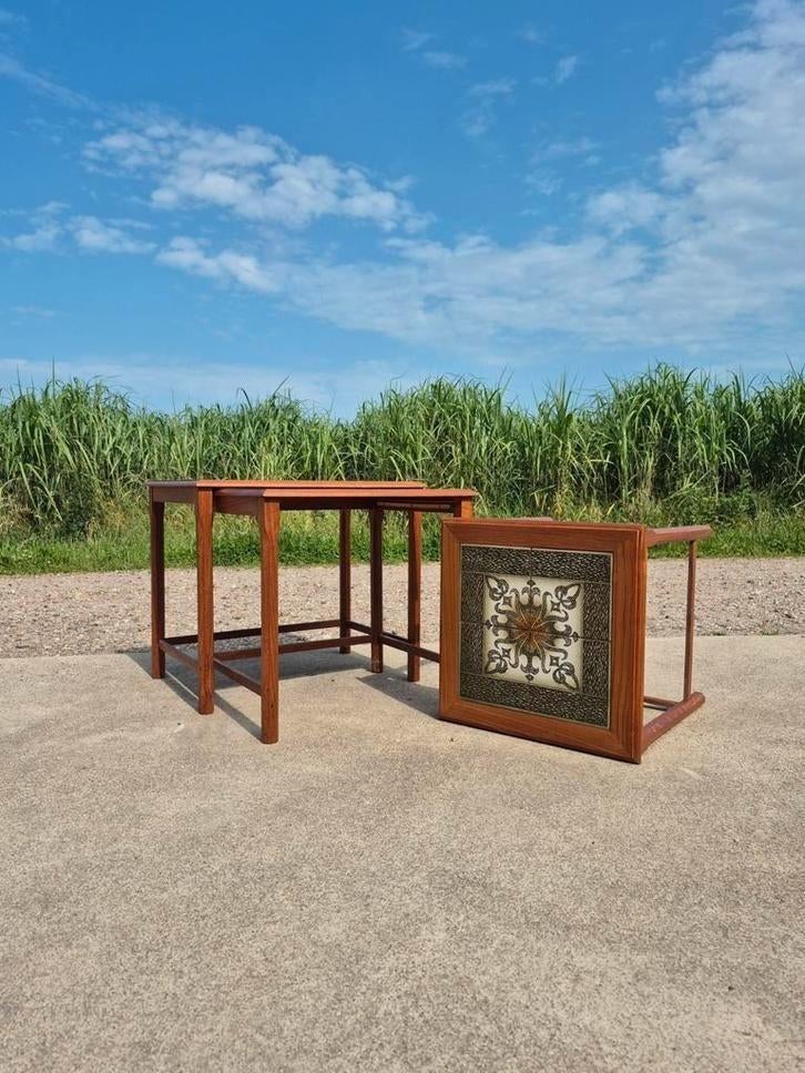 Vintage Set 3 nesting tables bijzettafeltjes Deens tegels, Huis en Inrichting, Tafels | Bijzettafels, Zo goed als nieuw, Rechthoekig