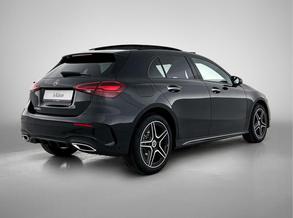 Mercedes-Benz A-Klasse 250 e Business Solution AMG | Nightpa, Auto's, Mercedes-Benz, Zwart, 4 cilinders, 15 kWh, Zwart
