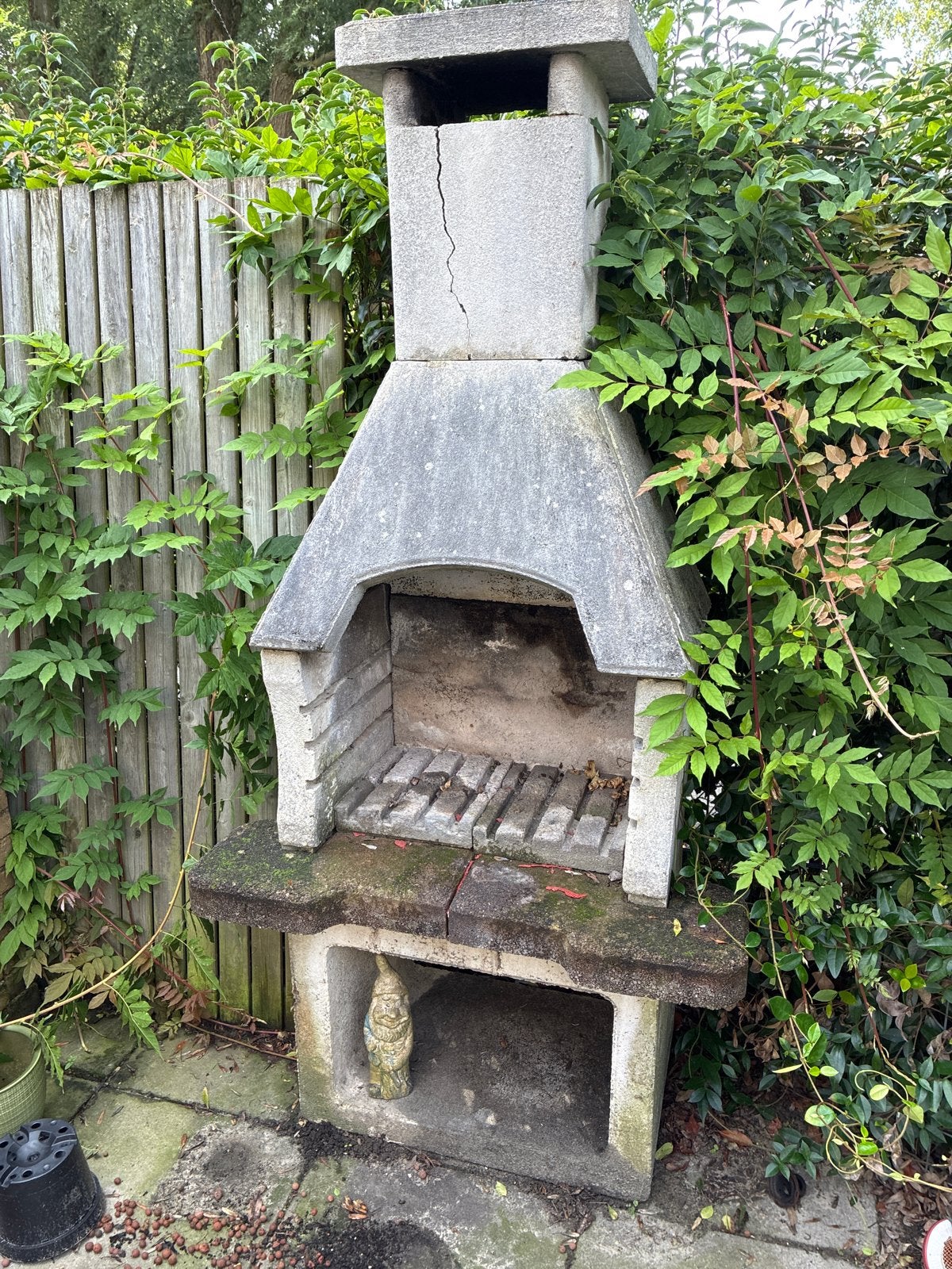 Betonnen barbecue met schoorsteen, Ophalen, Gebruikt