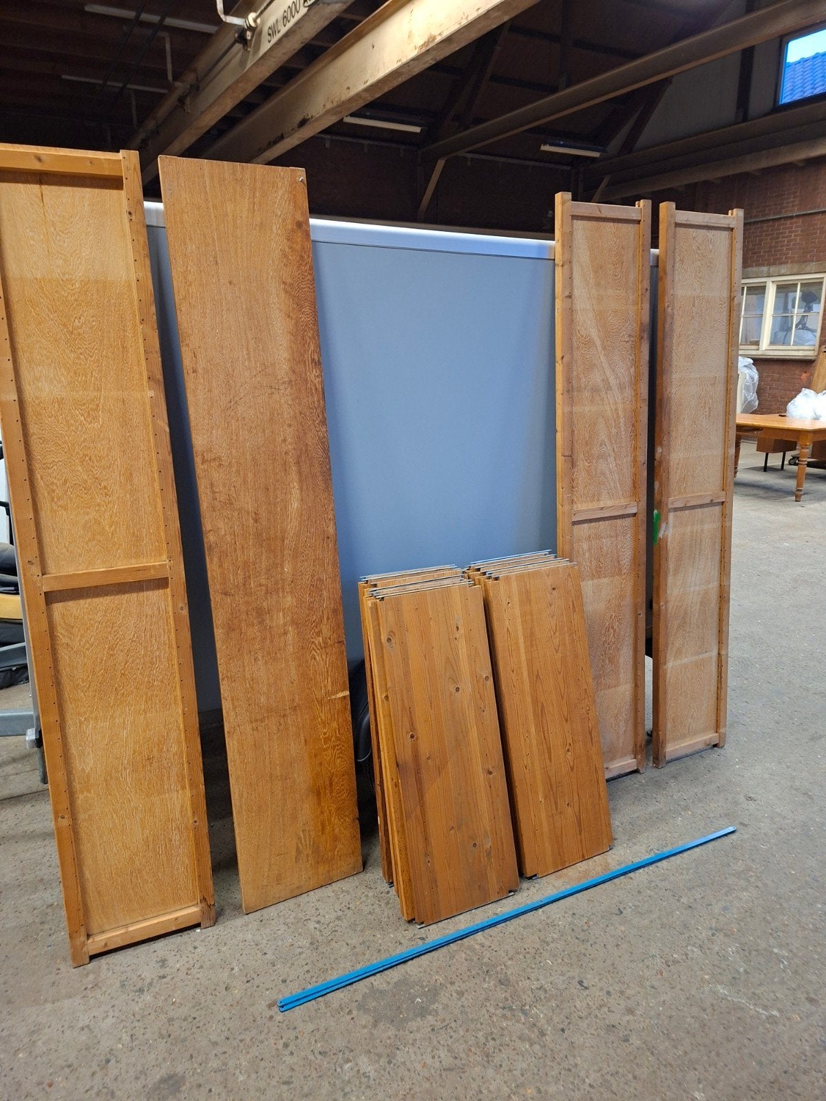 Vintage Houten Stellingkast met Stalen Schoren - Demontabel, Huis en Inrichting, Met plank(en), 200 cm of meer, Ophalen, Overige houtsoorten