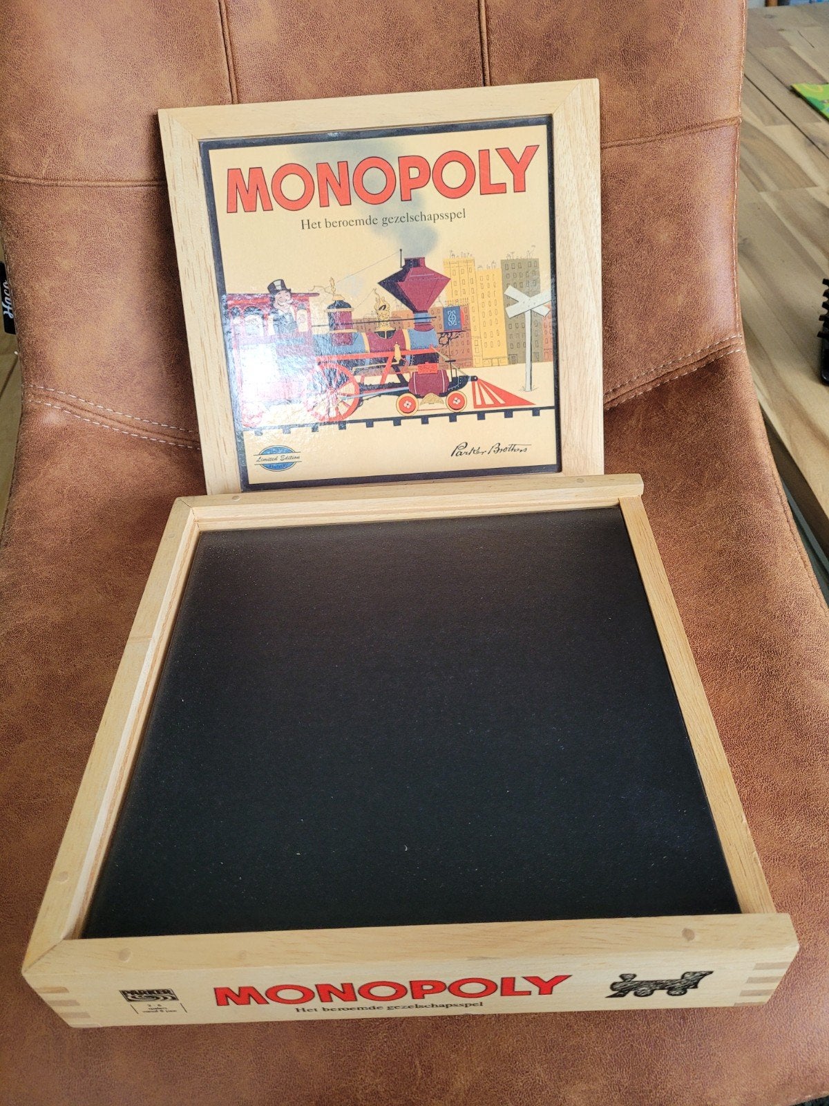Monopoly in deluxe houten doos, Hobby en Vrije tijd, Gezelschapsspellen | Bordspellen, Drie of vier spelers, Ophalen of Verzenden