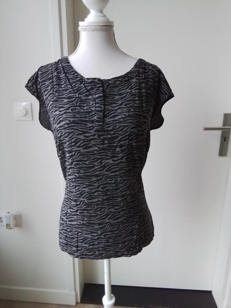Zwart-grijs bloesje, top mt S, Kleding | Dames, Tops, Zwart, Ophalen of Verzenden, Zo goed als nieuw, Korte mouw