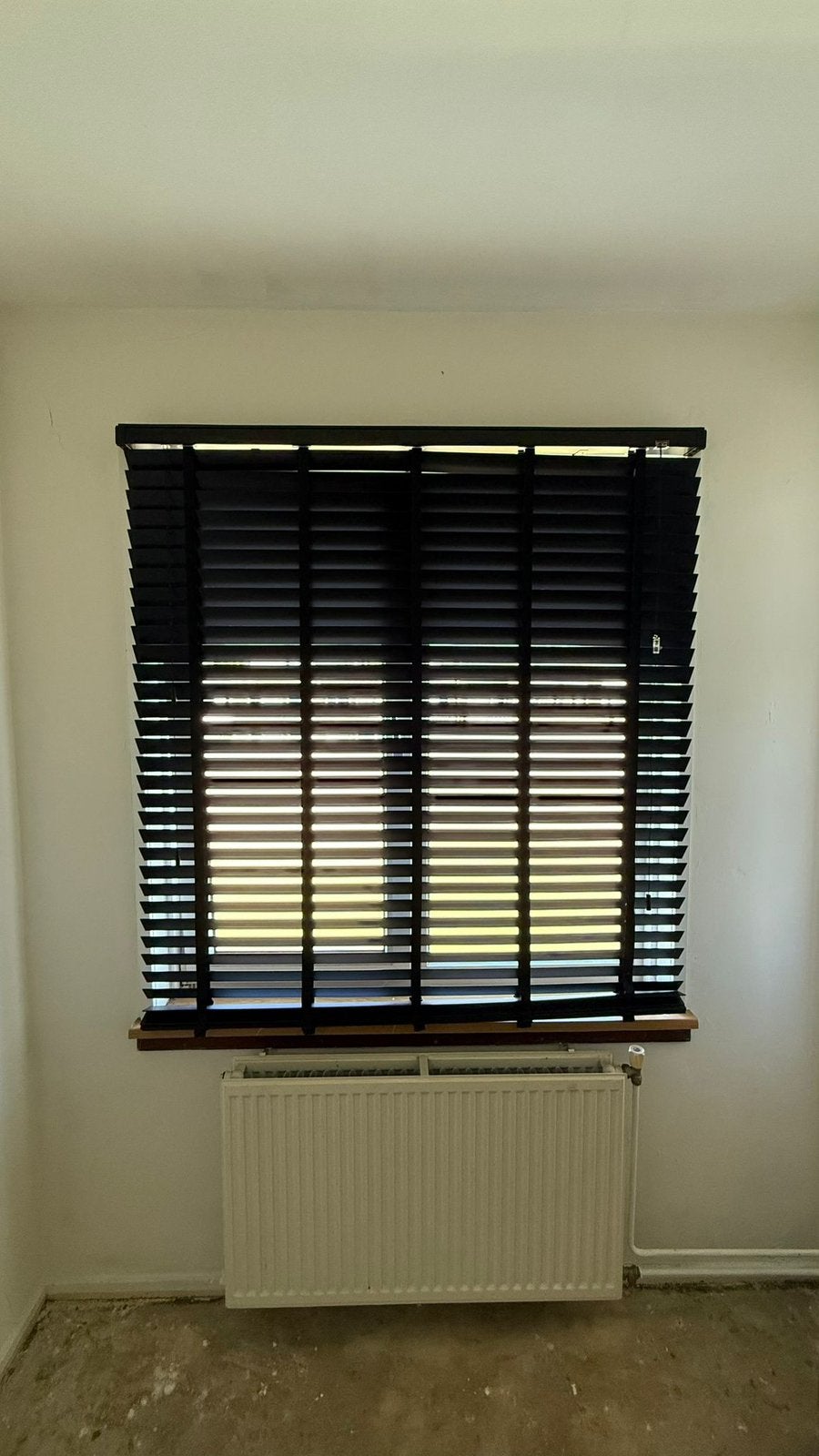 Zwarte jaloezie, Ophalen, 100 tot 150 cm, Zwart, Zo goed als nieuw