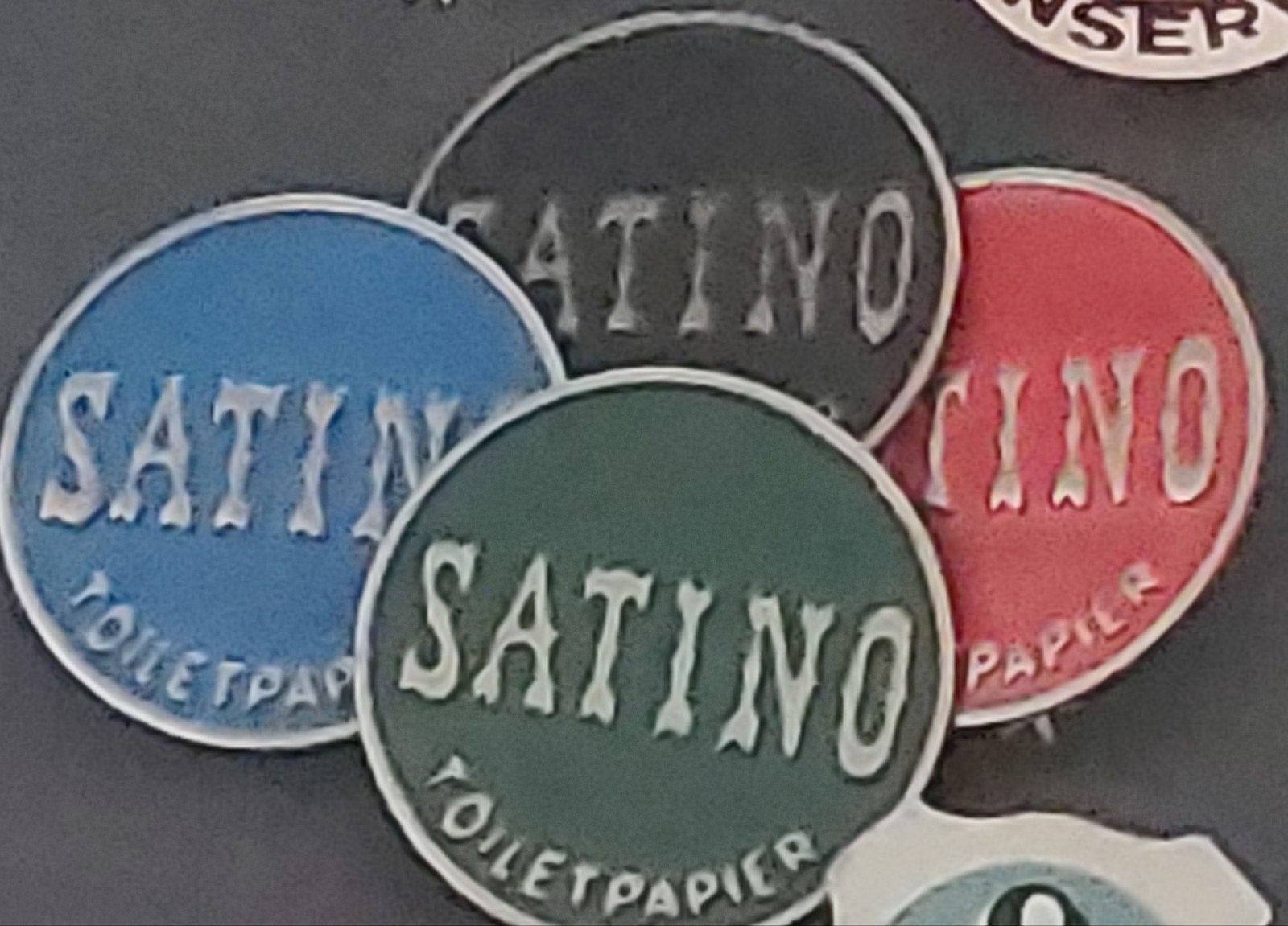 4 Satino Toiletpapier Speldjes - Vintage Reclame Pins, Verzenden, Gebruikt, Overige onderwerpen, Speldje of Pin